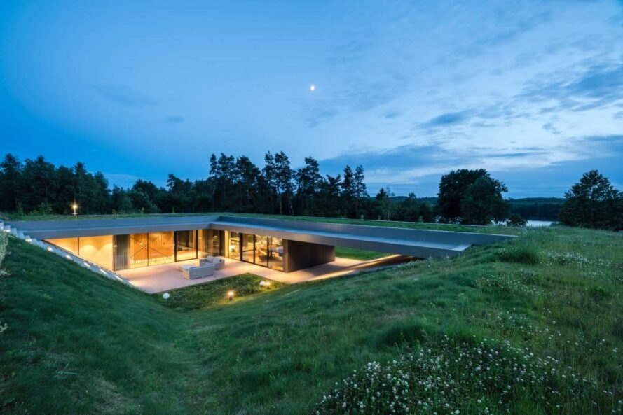 Hình ảnh cận cảnh phần mái phủ cỏ xanh mướt của ngôi nhà ở Ba Lan