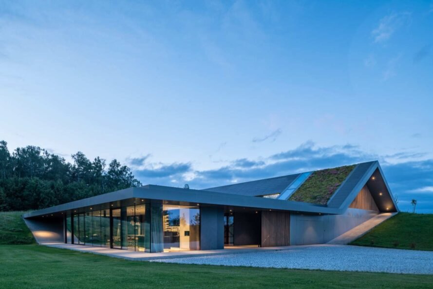 Tận hưởng cảnh đồng quê Ba Lan bình dị với ngôi nhà mái phủ xanh