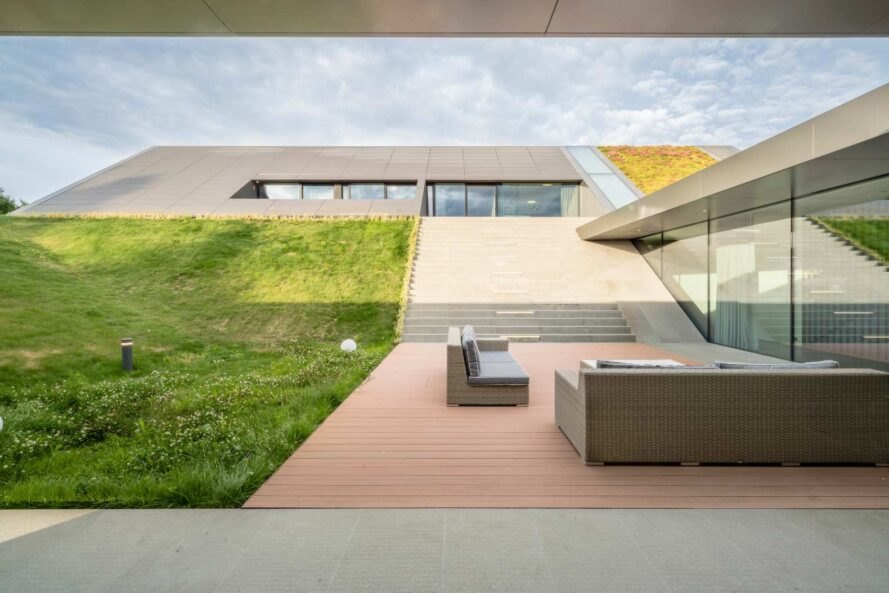 Hình ảnh nhà mái phủ xanh được thiết kế với những đường nét kiến trúc mềm mại