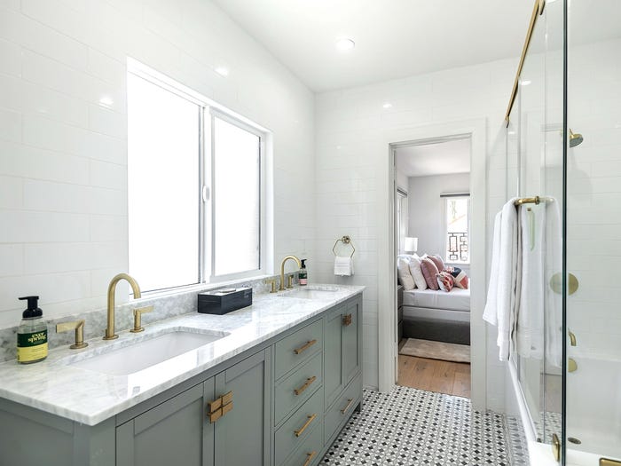 Hình ảnh khu vực bồn rửa đôi trong phòng ngủ, phân tách với phòng tắm bằng vách kính trong suốt