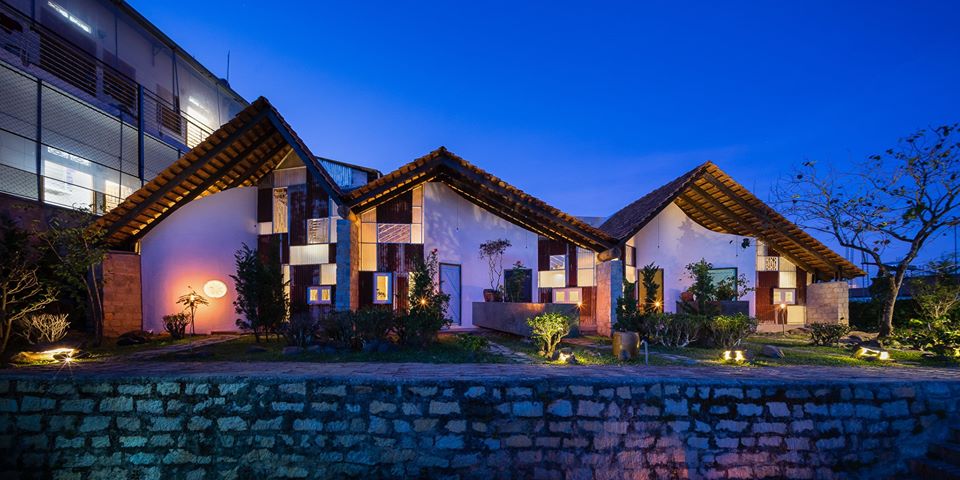 Hình ảnh toàn cảnh ngôi nhà nghỉ dưỡng lấy ý tưởng từ hoa Quỳnh ở Đà lạt với mái ngói nhấp nô, tường trắng, cửa sổ độc đóa