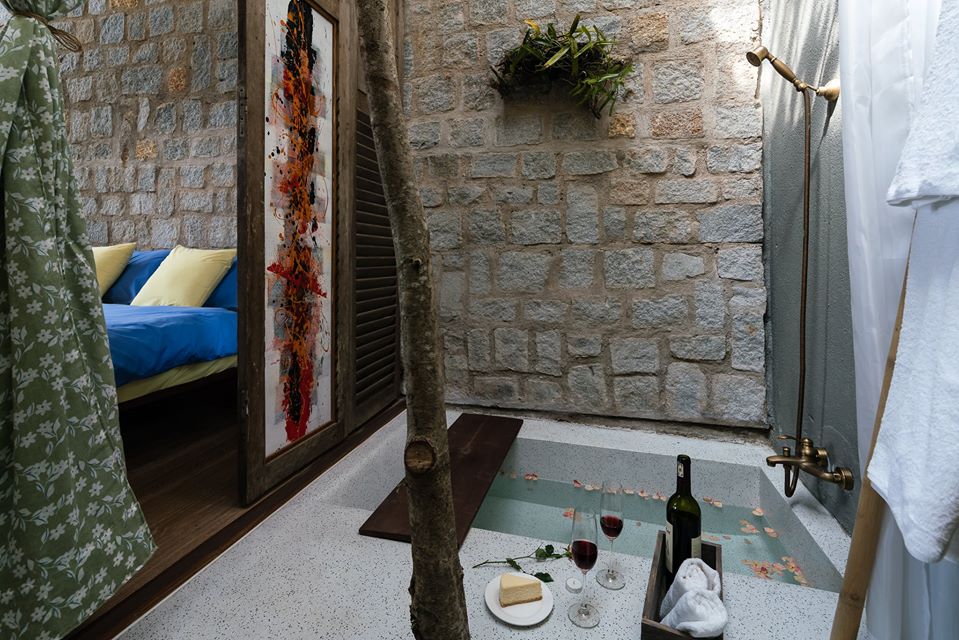 Hình ảnh bồn tắm nằm trong phòng nghỉ dưỡng được thiết kế tựa như một spa thu nhỏ.
