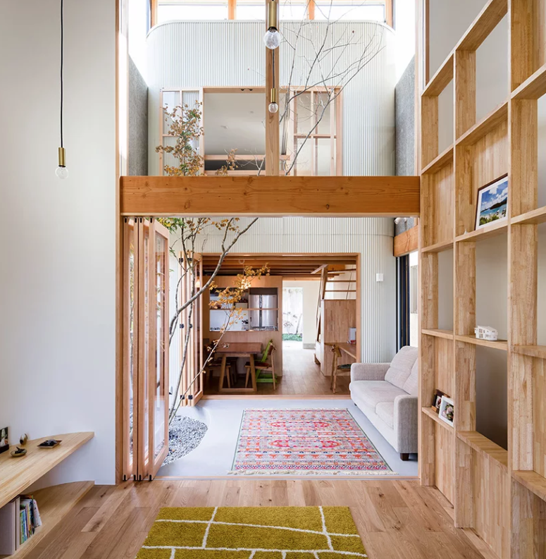 Hình ảnh cận cảnh tấm thảm trải sàn thổ cẩm và xanh lá tạo điểm nhấn tươi mới, sinh động cho không gian nội thất nhà Nhật