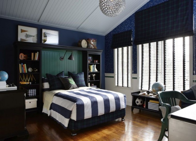 Hình ảnh một phòng ngủ với sắc xanh hải quân chủ đạo, ga giường kẻ sọc, cửa sổ kính trong suốt, giá kệ trữ sách bố trí gọn gàng