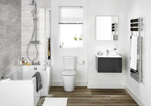 Hình ảnh bên trong một phòng tắm đơn giản với tường sơn trắng, ốp gạch cùng tông, bồn tắm nằm, ô cửa sổ kính trong suốt