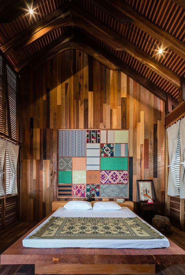 Hình ảnh phòng ngủ bằng gỗ tự nhiên, thảm thổ cẩm trang trí đầu giường, cửa sổ lá sách đón nắng gió tự nhiên