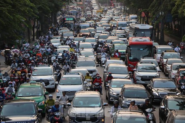 Hình ảnh kẹt xe, ùn tắc tại khu vực sân bay Tân Sơn Nhất với dòng xe ô tô và xe máy không thể di chuyển