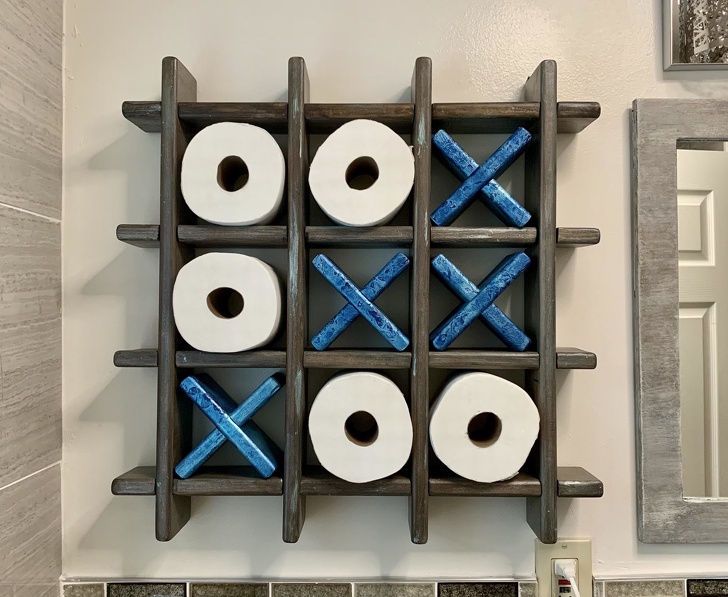 Hình ảnh cận cảnh mẫu kệ đựng giấy vệ sinh phòng tắm mô phỏng trò chơi X-O