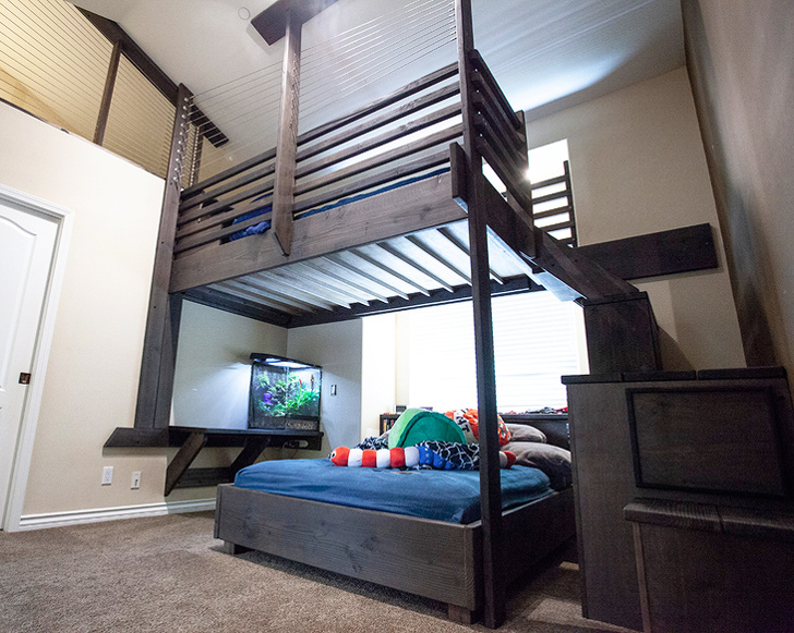 Hình ảnh cận cảnh mẫu giường tầng bằng gỗ sẫm màu trong phòng ngủ