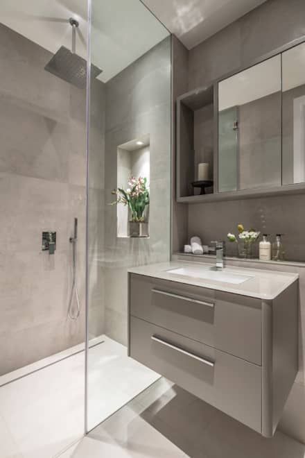 Hình ảnh một góc phòng tắm với hệ tủ lưu trữ gắn tường nhỏ gọn, đẹp mắt