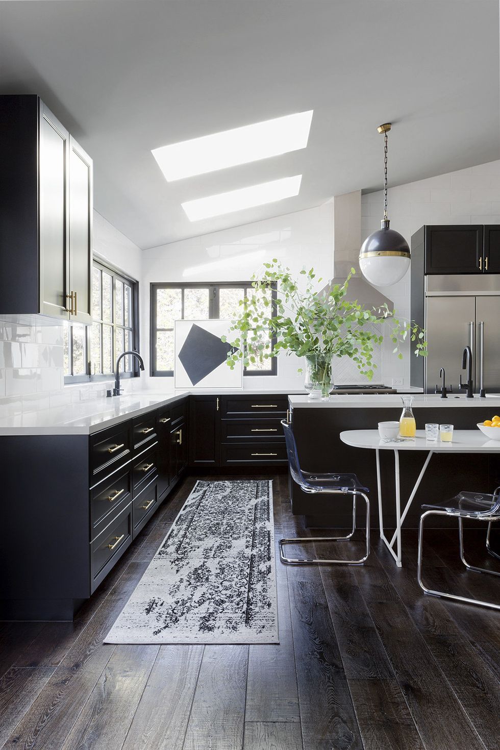 Hình ảnh phòng bếp ấn tượng với hệ tủ màu đen tuyền, bàn ăn thông minh có thể gập gọn khi không sử dụng
