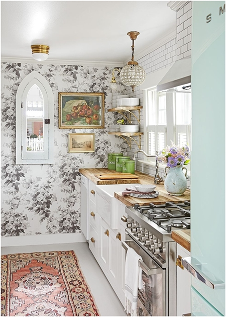 Hình ảnh một góc phòng bếp màu trắng chủ đạo với giấy dán tường họa tiết hoa cổ điển kết hợp thảm trải phong cách Vintage