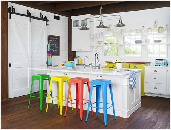 Hình ảnh không gian nấu nướng sáng bừng sức sống với bộ ghế đẩu màu sắc rực rỡ.