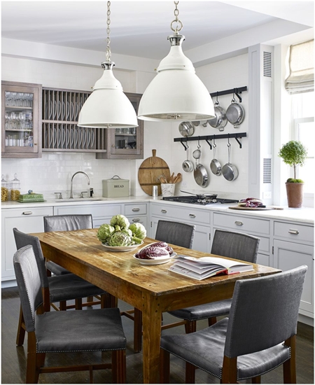 Hình ảnh một phòng bếp có thiết kế đơn giản, hiện đại với điểm nhấn là bộ đèn thả trần màu trắng treo phía trên bàn ăn bằng gỗ