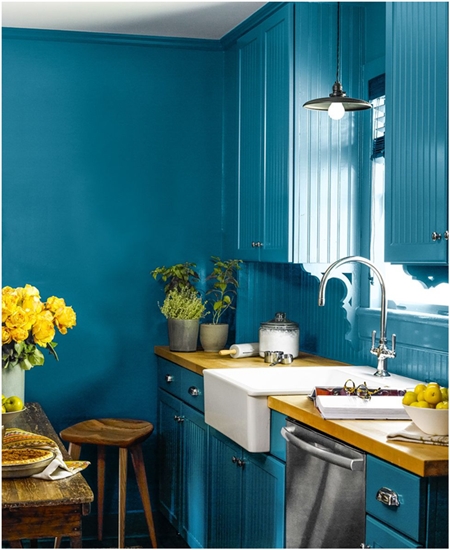 Hình ảnh cận cảnh một góc phòng bếp với trần màu trắng, tường và tủ bếp sơn màu xanh dương dịu mắt