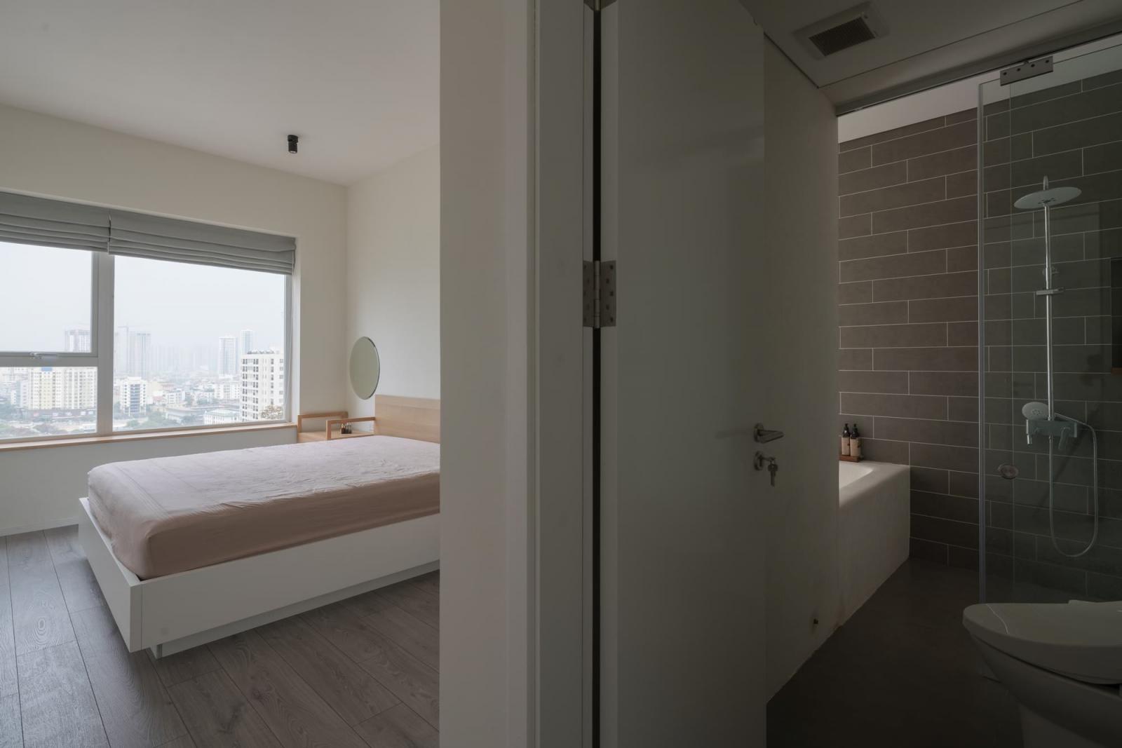 Hình ảnh phòng ngủ được bố trí liền kề với phòng tắm tiện nghi trong căn hộ 2 tầng