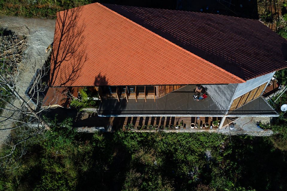 Hình ảnh cận cảnh phần mái hình lá sầu riêng của nhà Gia Nghĩa