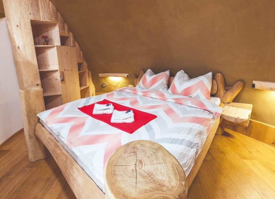 Hình ảnh bên trong phòng ngủ nhà hobbit có thiết kế đơn giản, cạnh giường là kệ gỗ lưu trữ