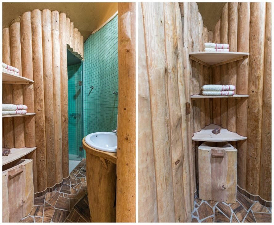 Hình ảnh bên trong phòng tắm với tường ốp gỗ tự nhiên thô mộc