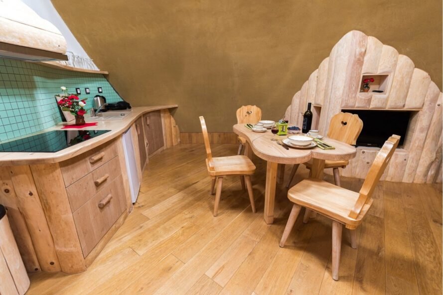 Hình ảnh toàn cảnh phòng bếp với nội thất gỗ ấm áp