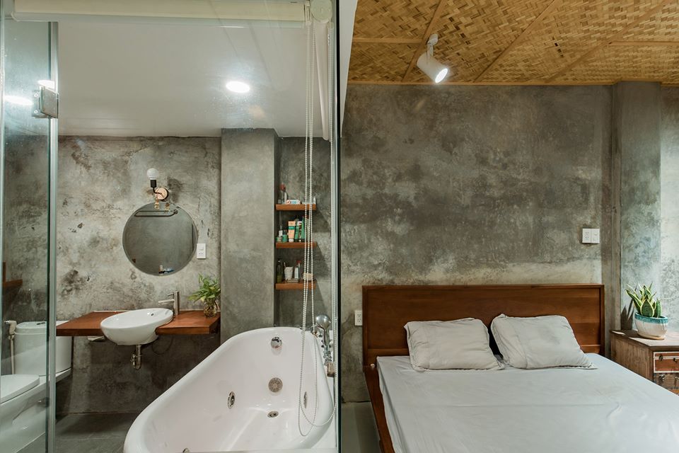 Hình ảnh phòng tắm hiện đại, thiết kế đơn giản được bố trí ngay cạnh giường ngủ