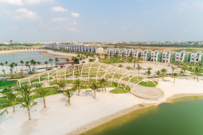 Hình ảnh một góc dự án bất động sản lớn ở Gia Lâm, Hà Nội với các tòa nhà liền kề, hồ nước, cây xanh, hạ tầng