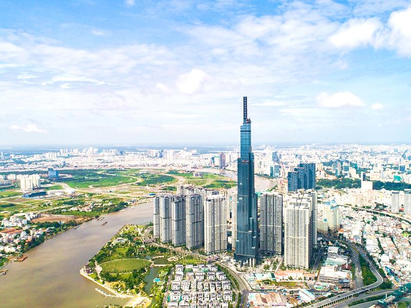 Hình ảnh một góc TP.HCM nhìn từ trên cao với những tòa nhà cao tầng xen kẽ khu dân cư thấp tầng, cây xanh, đất trống, sông ngòi