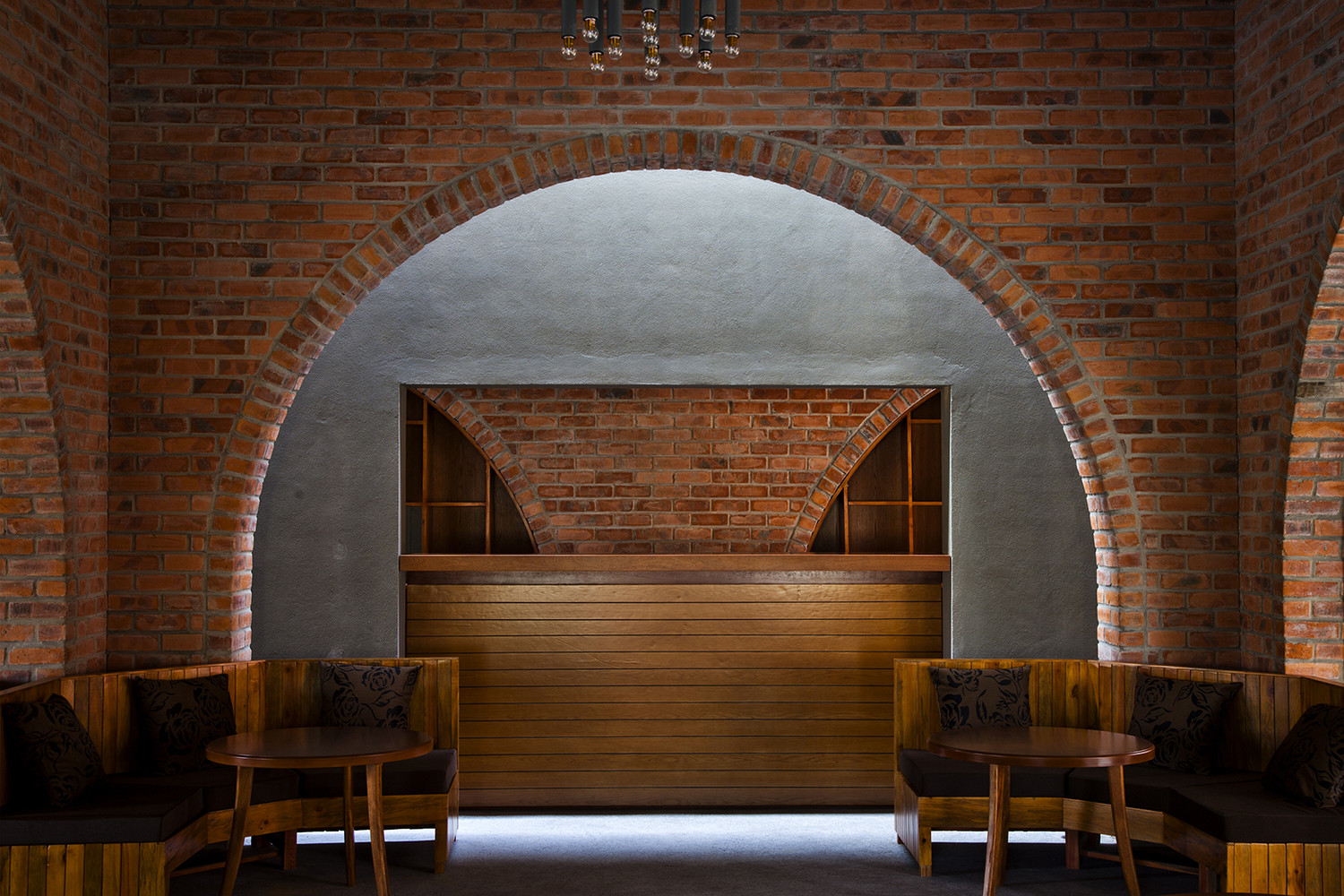 Hình ảnh bên trong quán cà phê ở Đồng Hới với tường gạch mộc, bàn ghế gỗ nhỏ xinh