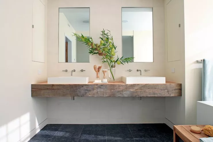 Hình ảnh trong phòng tắm hiện đại, kệ gỗ thô mộc mang đến cảm giác thân thiện, gần gũi.