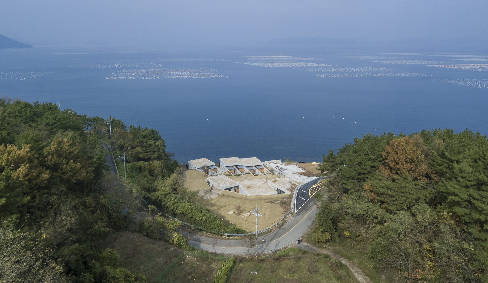 Hình ảnh toàn cảnh nhà nghỉ dưỡng ven biển Hàn Quốc nhìn từ trên cao.