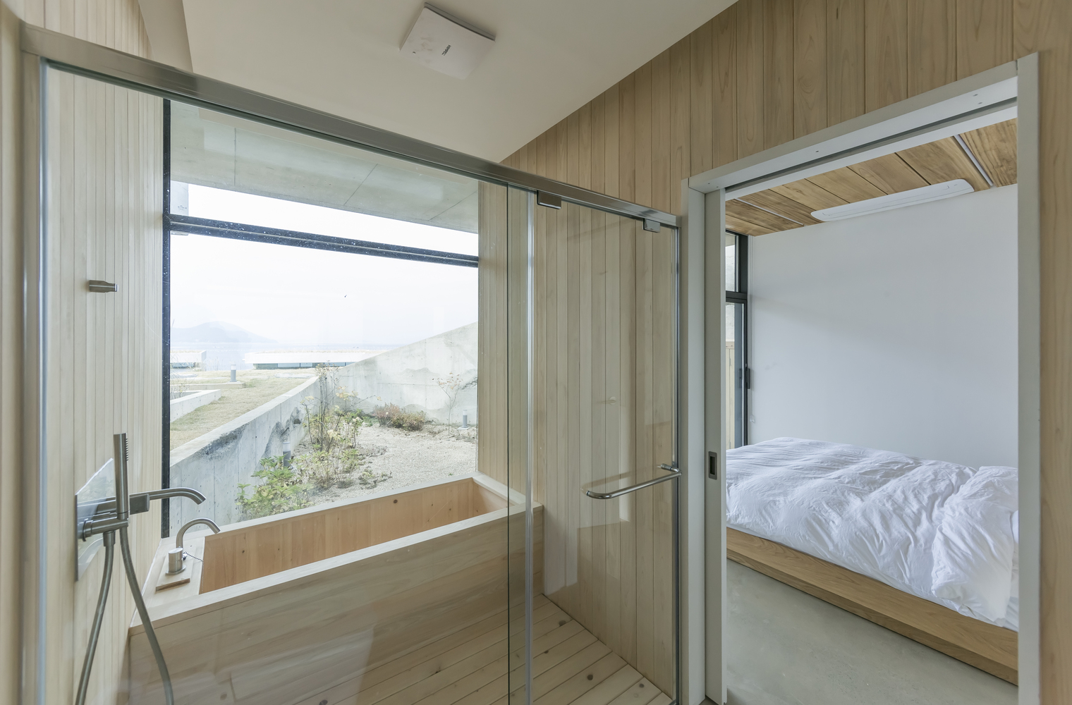 Hình ảnh toàn cảnh phòng ngủ có vệ sinh khép kín trong nhà nghỉ dưỡng
