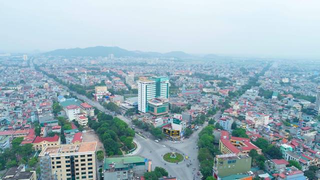 Hình ảnh một góc tỉnh Thanh Hóa nhìn từ trên cao với nhiều khu dân cư thấp tầng xen kẽ nhà cao tầng, cây xanh