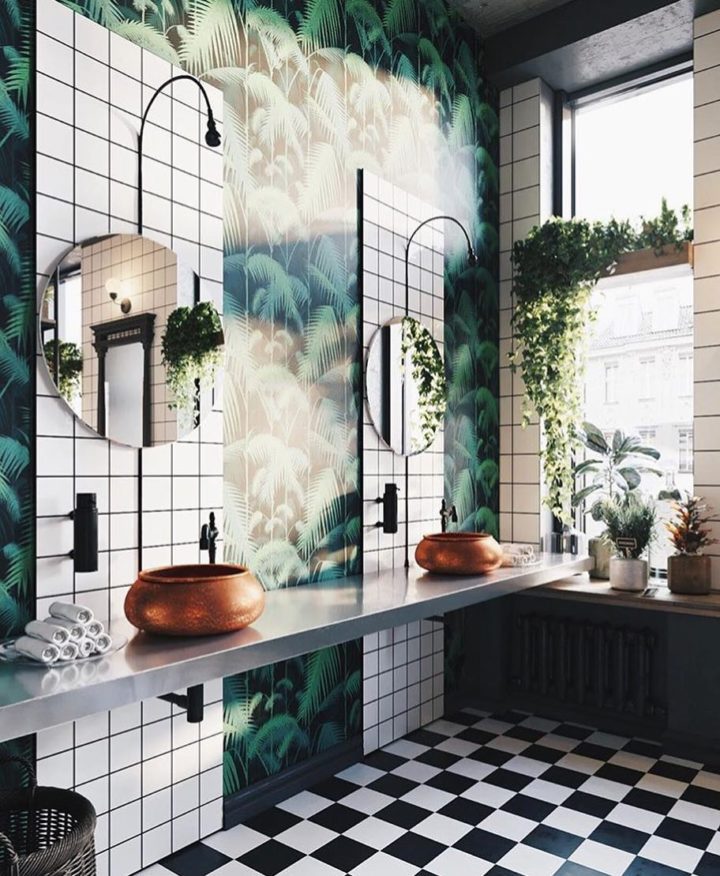 Hình ảnh trầu bà thái trồng trong phòng tắm, các bức tường ốp gạch trắng xen kẽ giấy dán tường họa tiết lá cây to vùng nhiệt đới