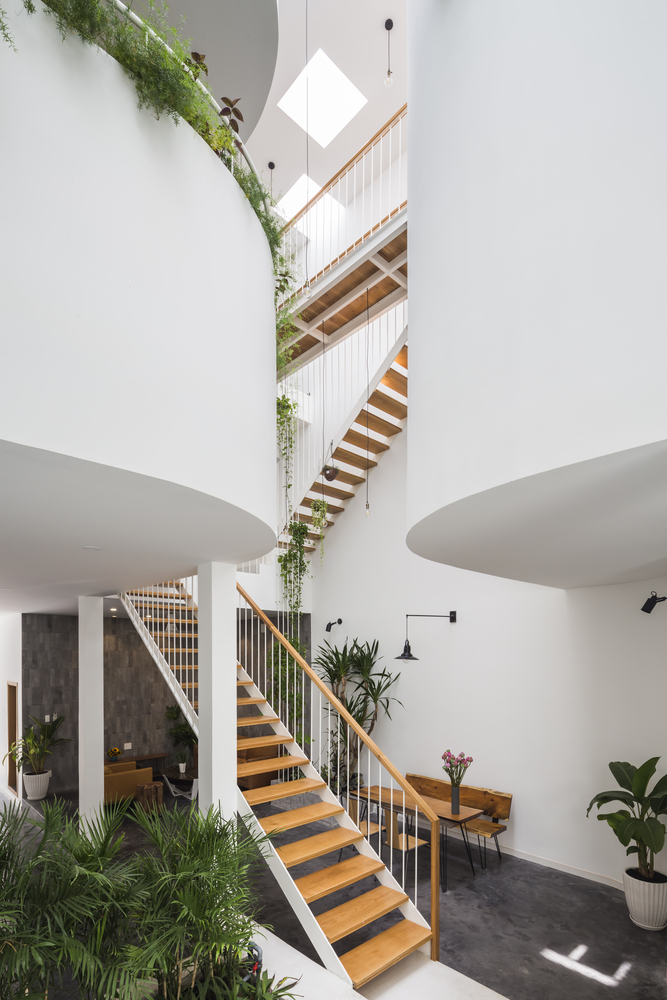 Hình ảnh cận cảnh cầu thang bậc rỗng kết nối lên tầng trên nối hai khu nhà với nhau