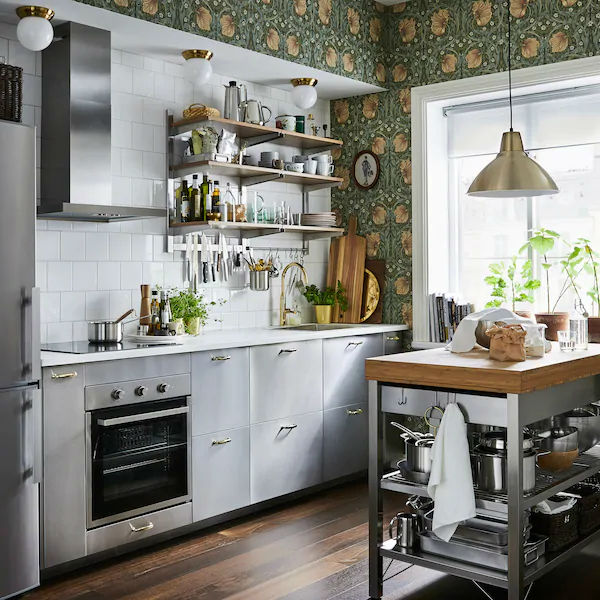Hình ảnh toàn cảnh phòng bếp phong cách Bắc Âu với điểm nhấn là giấy dán tường màu xanh lá đậm