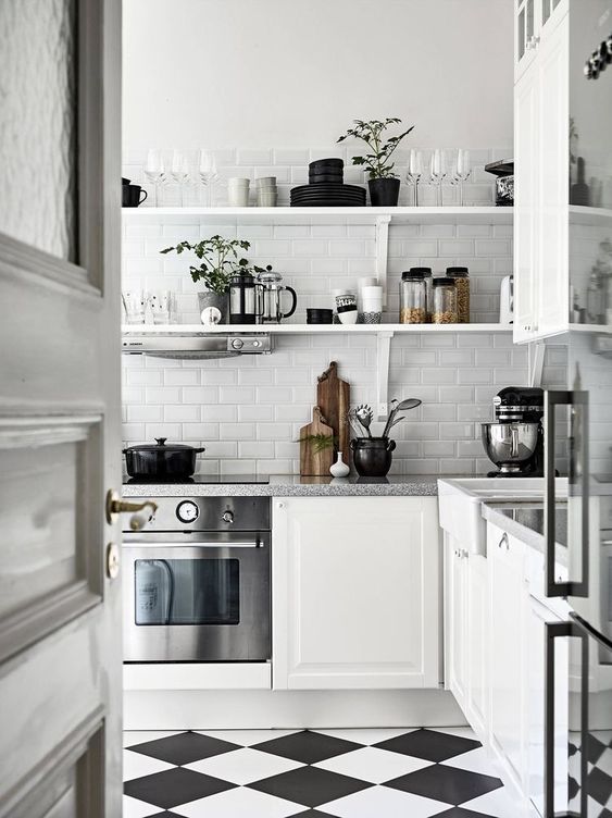 Hình ảnh toàn cảnh phòng bếp phong cách Scandinavian với hệ kệ mở gắn tường, sử dụng sắc trắng chủ đạo