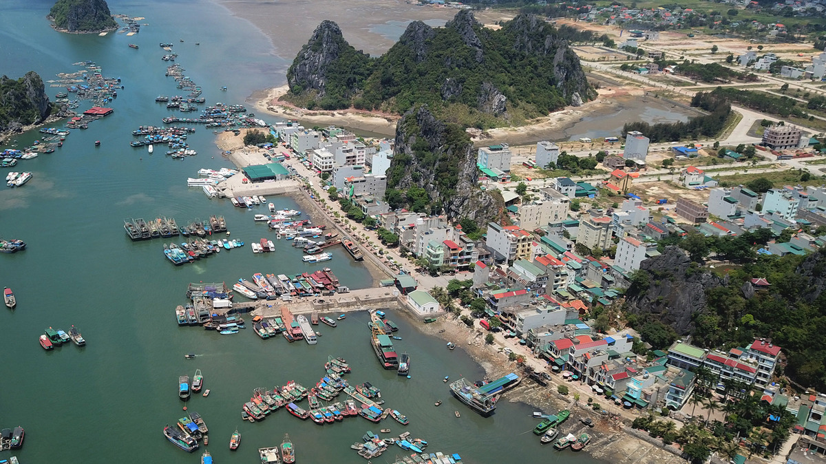 Hình ảnh cảng Vân Đồn nhìn từ trên cao với nhiều nhà cửa, thuyền bè, cây cối