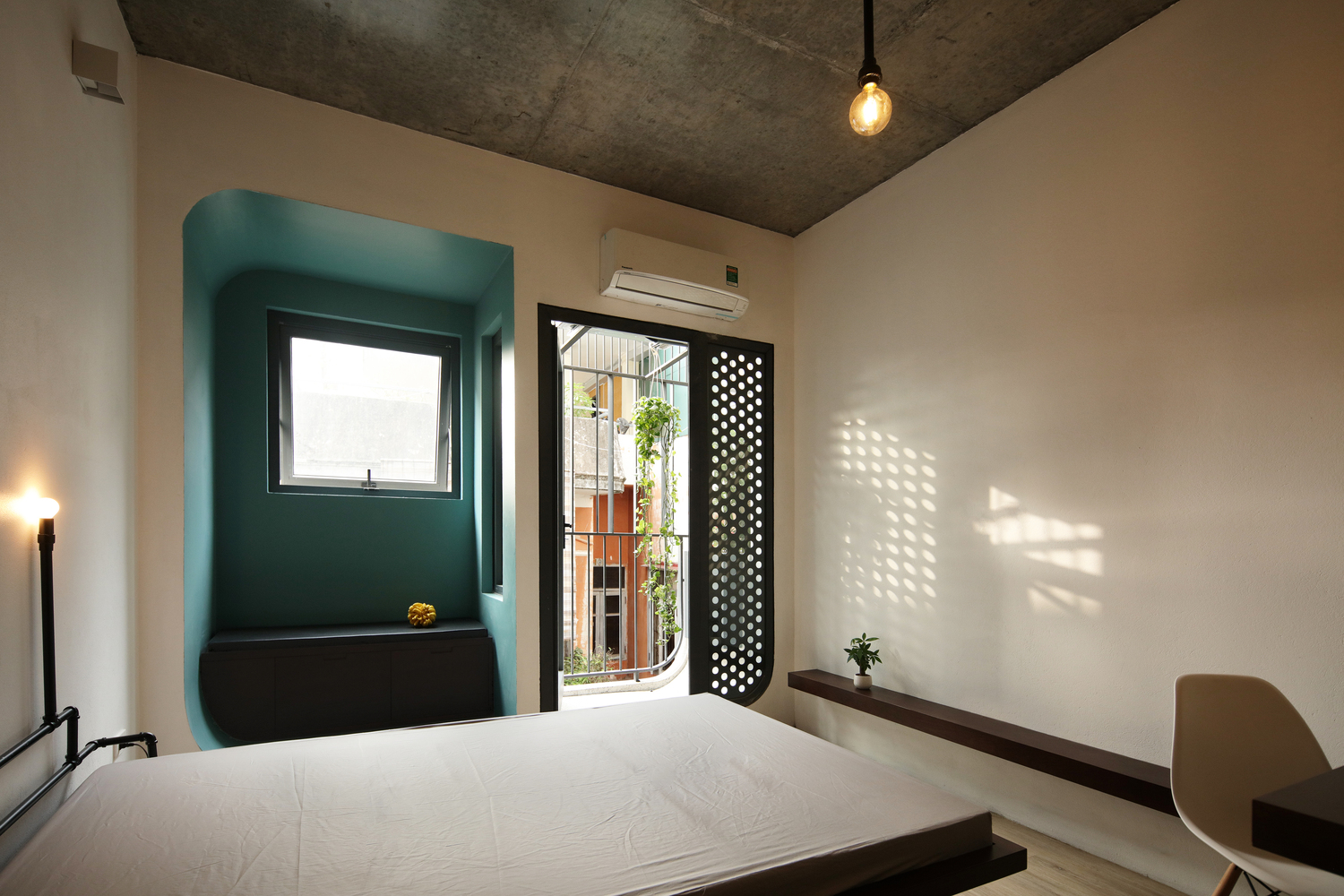 Hình ảnh phòng ngủ đơn giản với mảng tường màu xanh nhạt