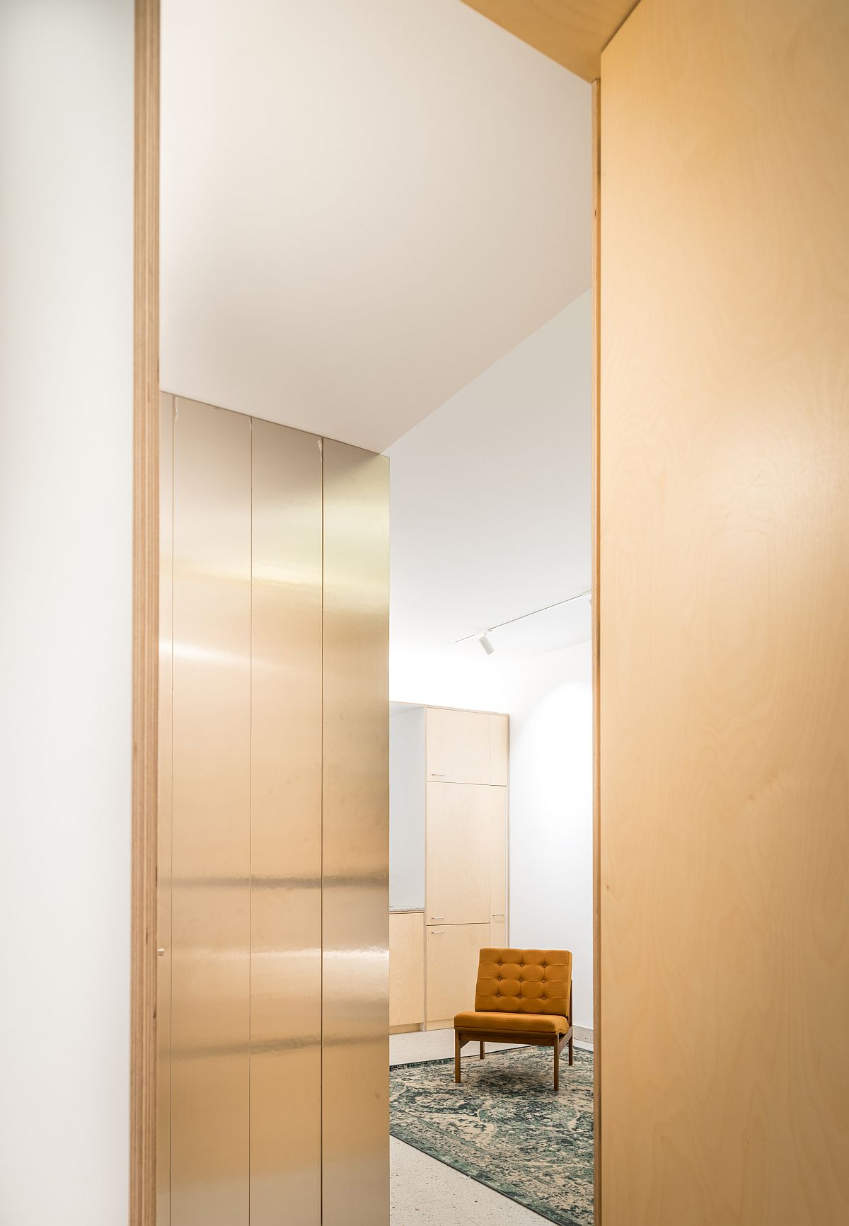 Hình ảnh một góc căn hộ 45m2 nỏi bật với ghế ngồi thư giãn màu vàng chanh