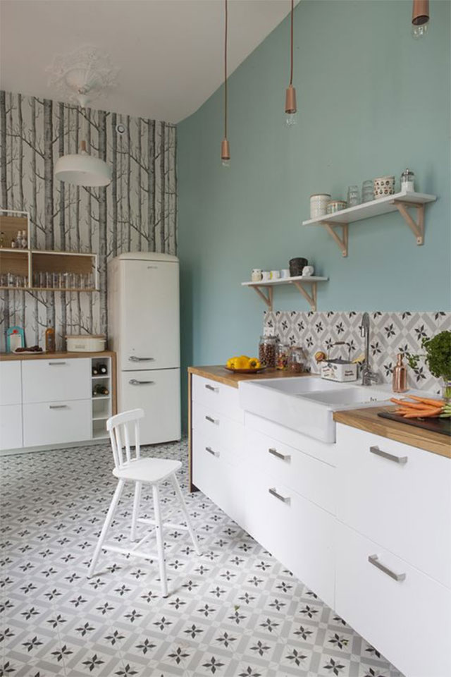 Hình ảnh phòng bếp được phối sơn tường màu xanh ngọc lam với gạch lát họa tiết sinh động