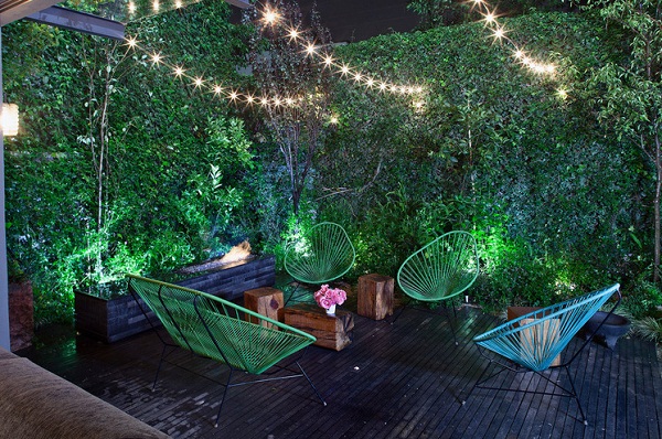 Hình ảnh cận cảnh góc thư giãn nơi sân vườn với bộ ghế màu sắc, kiểu dáng hiện đại, đèn LED lấp lánh.