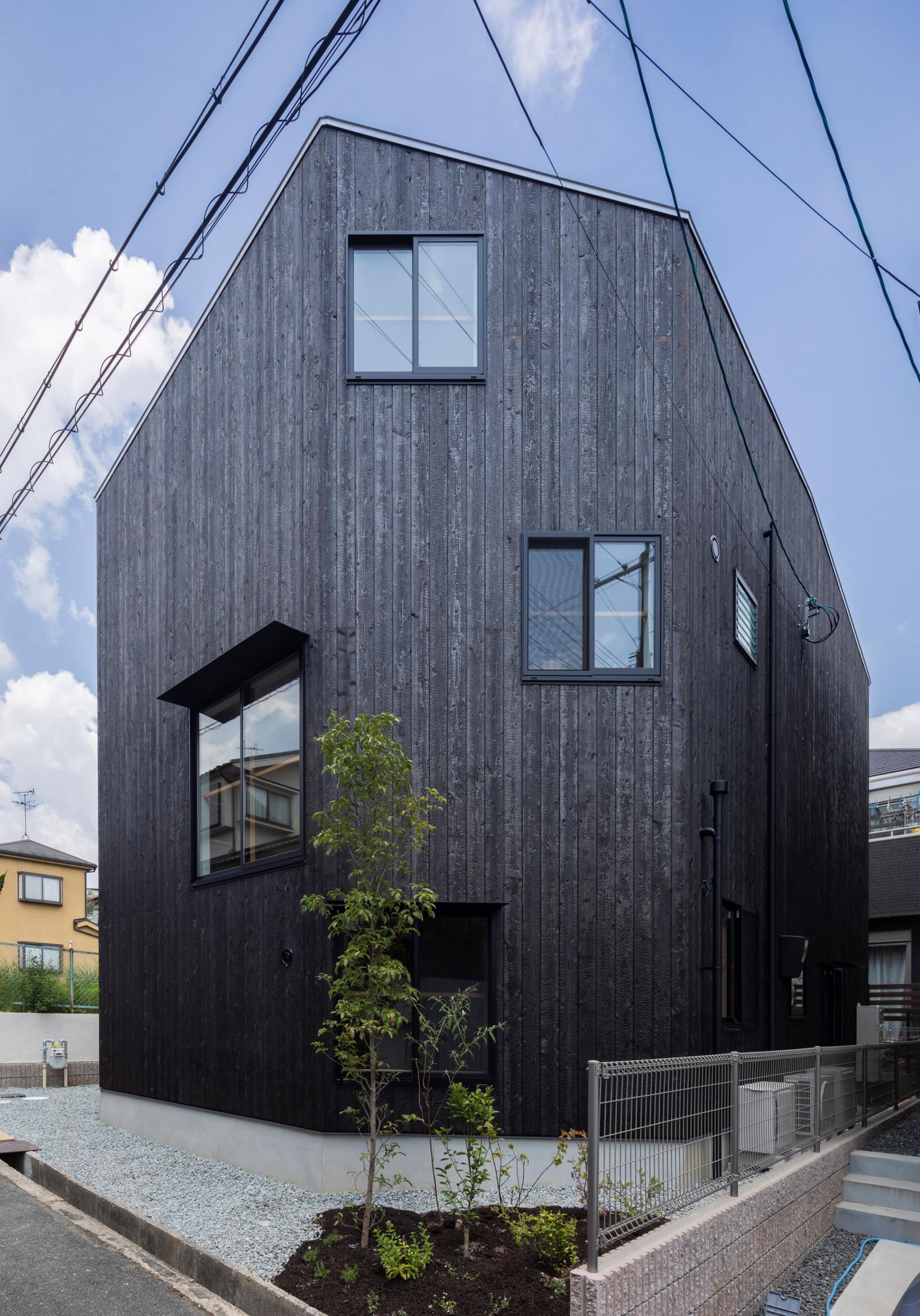 Hình ảnh cận cảnh nhà Nhật màu xám đen, ô cửa sổ kính trong suốt