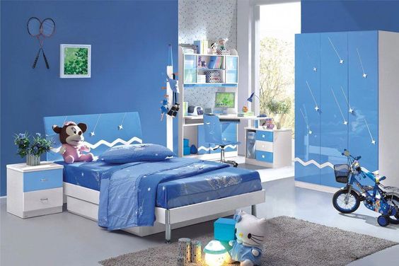 Hình ảnh phòng ngủ bé trai với tông màu xanh dương chủ đạo, bàn ghế, giường tủ vừa vặn với diện tích phòng