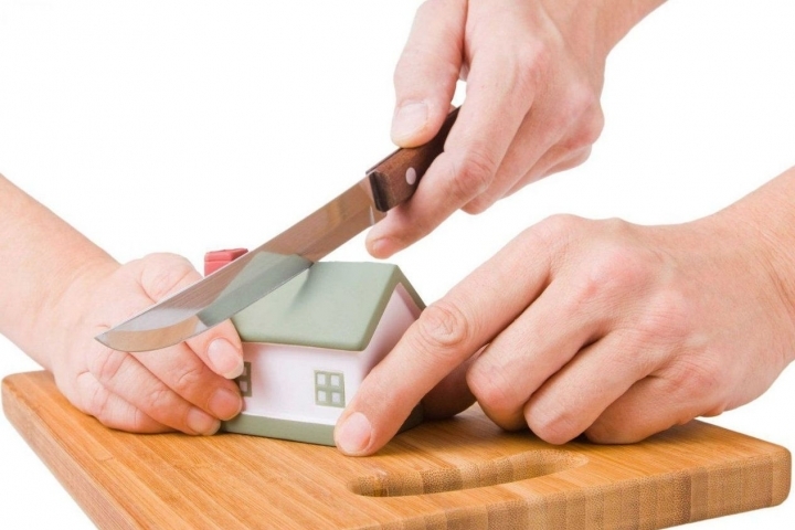 Hình ảnh một con dao nhỏ đang cắt đôi ngôi nhà, hai bên là hai bàn tay giành lấy