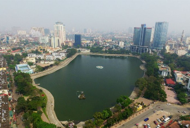 Hình ảnh toàn cảnh hồ Thành Công nhìn từ trên cao với nhiều nhà dân, công trình bao quanh