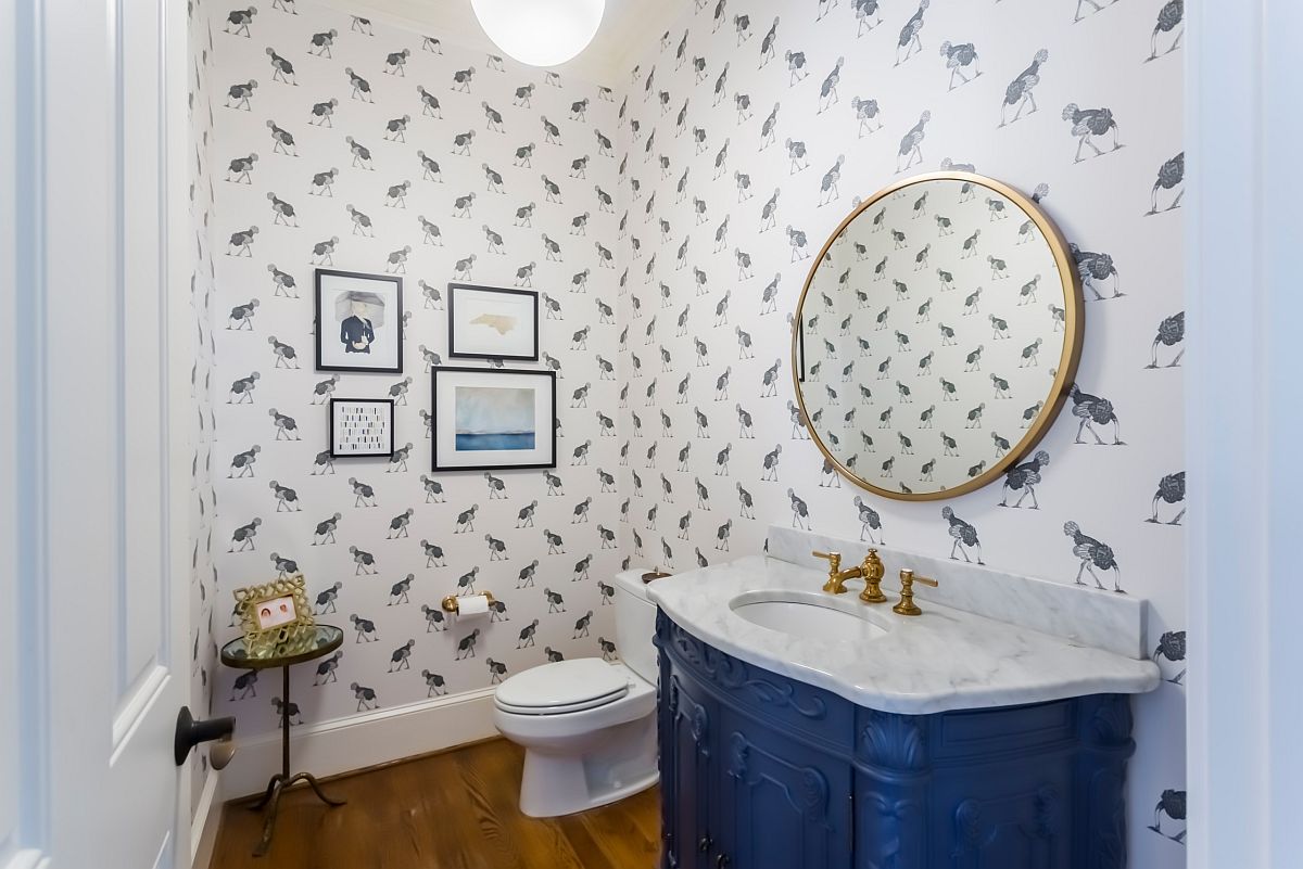 Hình ảnh phòng tắm hiện đại với tủ ngăn kéo màu xanh dương, giấy dán tường họa tiết cổ điển.