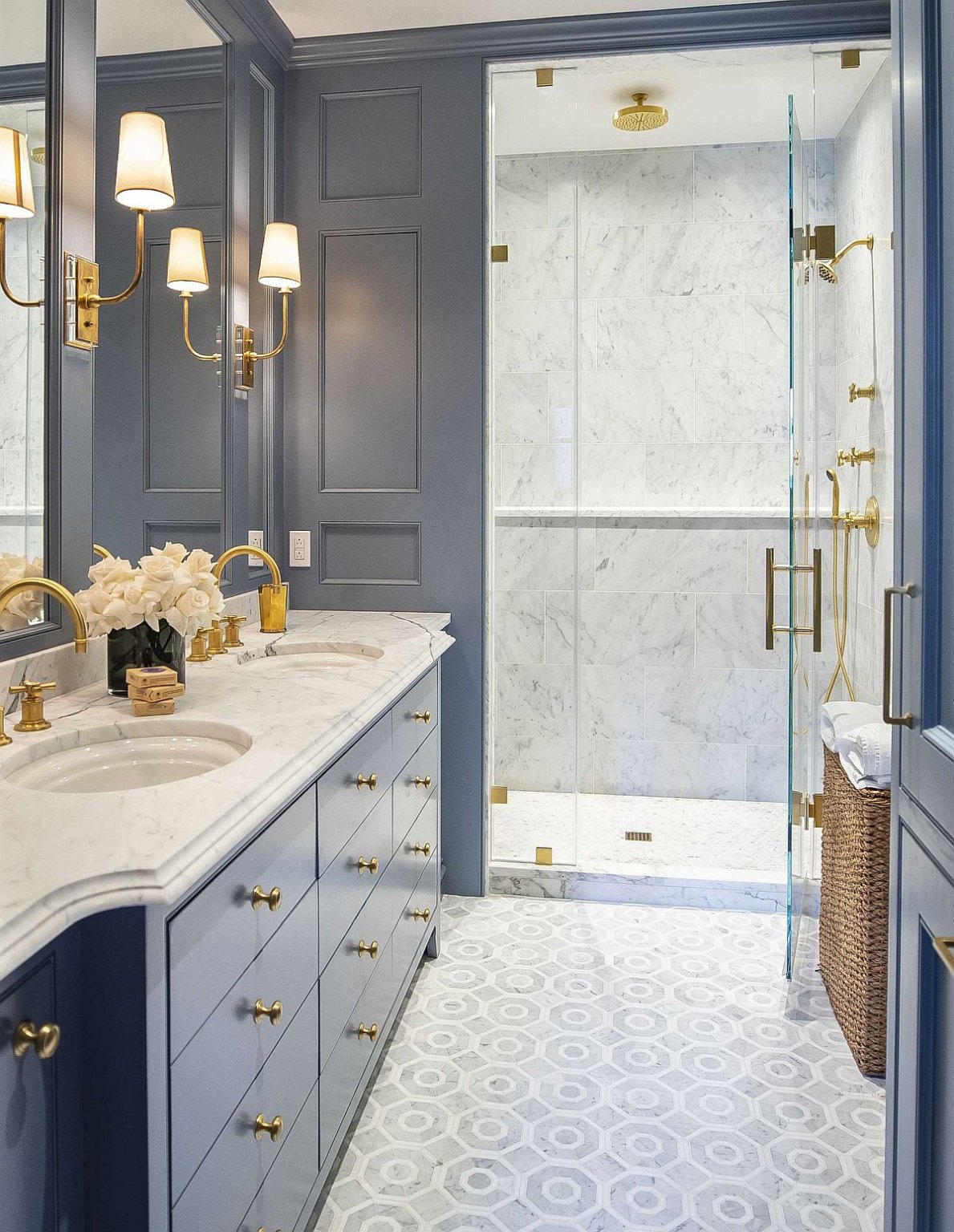 Hình ảnh phòng tắm với tủ ngăn kéo màu xanh xám kết hợp phụ kiện màu đồng sáng bóng như tay nắm ngăn kéo, vòi rửa, đèn gắn tường
