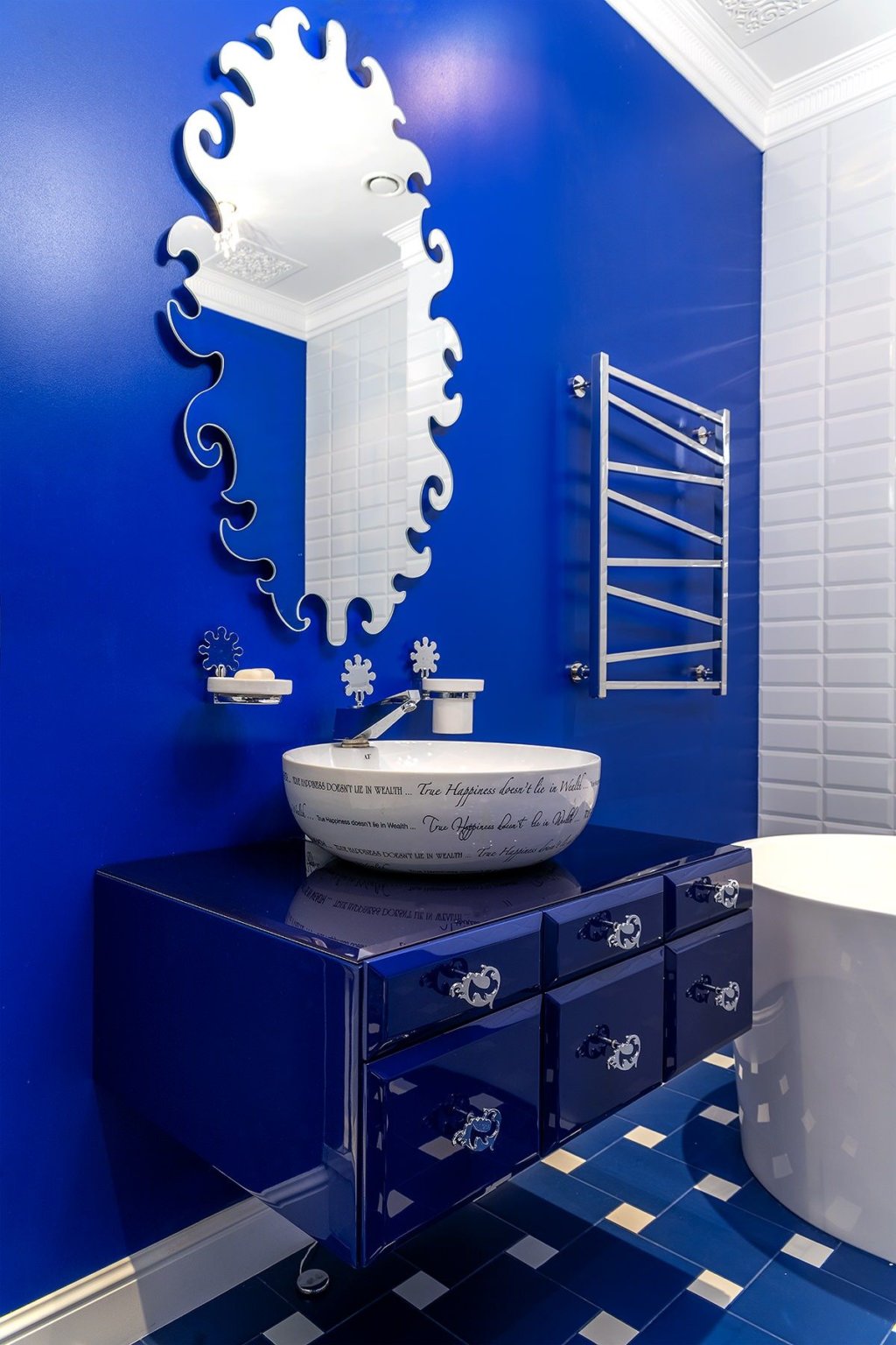 Hình ảnh phòng tắm màu xanh hải quân chủ đạo, gương soi chạm khắc tinh xảo
