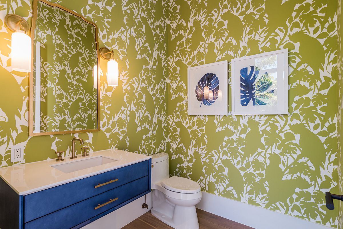 Hình ảnh phòng tắm nổi bật với giấy dán tường màu xanh lá nhạt kết hợp tủ đồ xanh dương