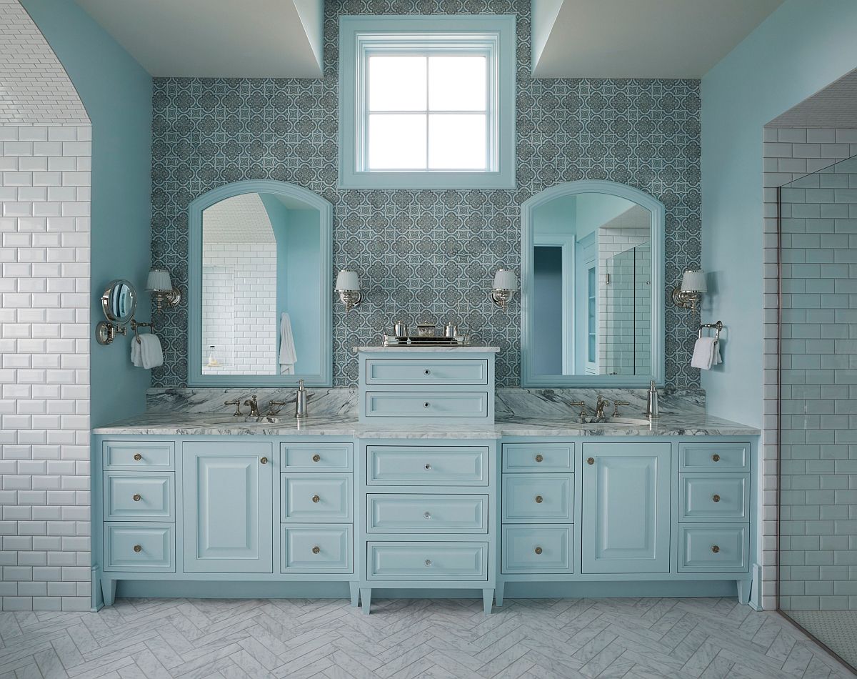 Hình ảnh một góc phòng tắm màu xanh với sắc xanh mint chủ đạo, gương đôi, cửa sổ kính